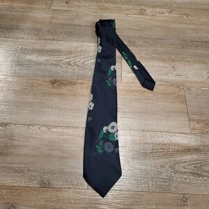 Edelman Skinny Tie 100% Polyester White Flower Vintage 1980s